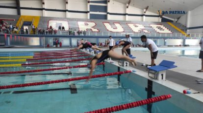 certamen estudiantil de natación en la Piscina Olímpica