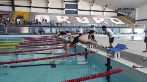 certamen estudiantil de natación en la Piscina Olímpica