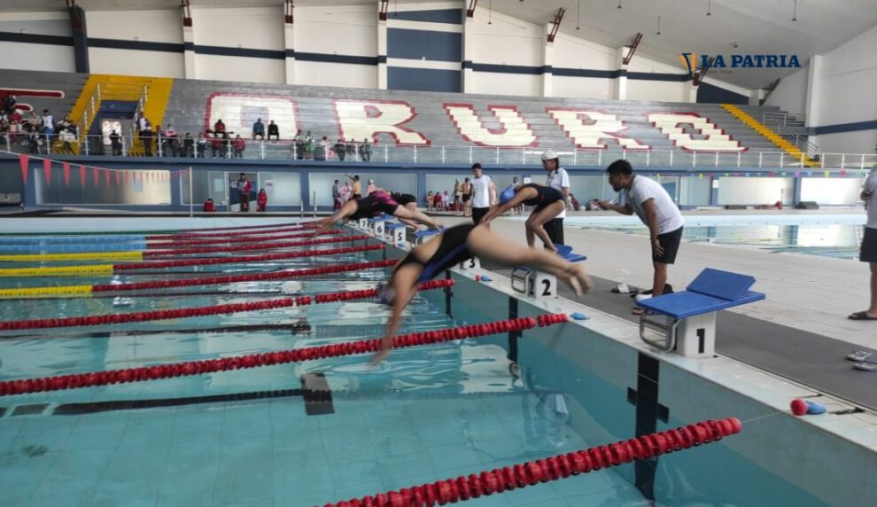 certamen estudiantil de natación en la Piscina Olímpica