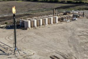Informe sobre producción mundial de combustibles fósiles y su impacto en el calentamiento global