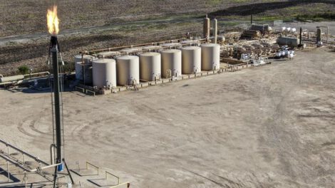 Informe sobre producción mundial de combustibles fósiles y su impacto en el calentamiento global