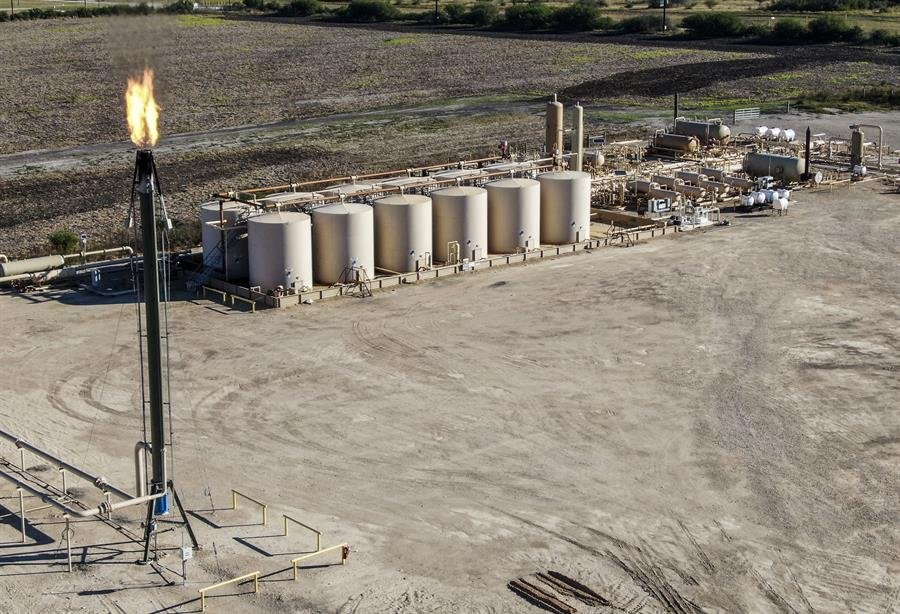 Informe sobre producción mundial de combustibles fósiles y su impacto en el calentamiento global