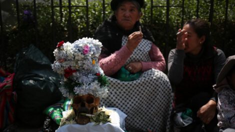 Culto a las ñatitas en el Cementerio General de La Paz