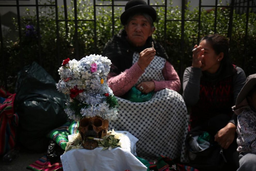 Culto a las ñatitas en el Cementerio General de La Paz