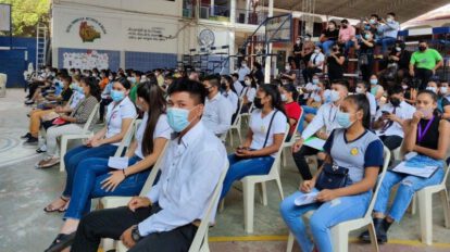 Entrega de diplomas de bachiller por el Ministerio de Educación