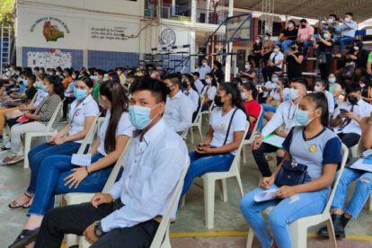 Entrega de diplomas de bachiller por el Ministerio de Educación