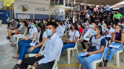 Entrega de diplomas de bachiller por el Ministerio de Educación