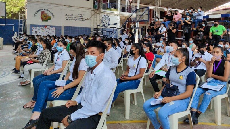 Entrega de diplomas de bachiller por el Ministerio de Educación