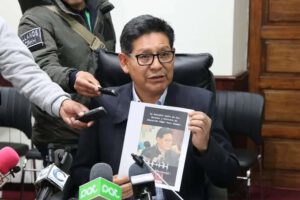 El ministro de Educación, Édgar Pary en conferencia de prensa