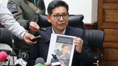 El ministro de Educación, Édgar Pary en conferencia de prensa