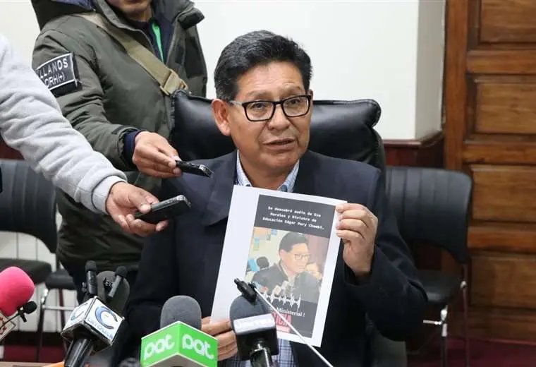 El ministro de Educación, Édgar Pary en conferencia de prensa