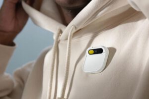 Fotografía de un pin inteligente con inteligencia artificial de Humane