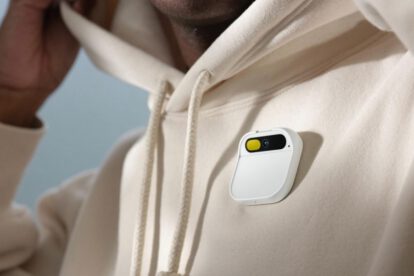 Fotografía de un pin inteligente con inteligencia artificial de Humane