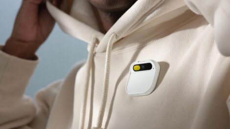 Fotografía de un pin inteligente con inteligencia artificial de Humane
