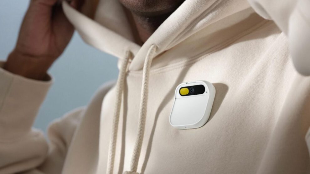 Fotografía de un pin inteligente con inteligencia artificial de Humane