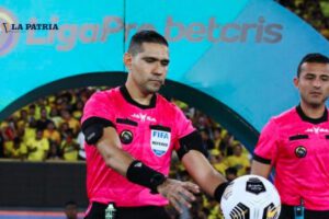 Árbitros ecuatorianos dirigen el partido Bolivia-Perú