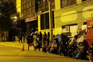 Vigilia del MAS en Oruro frente al Tribunal Electoral