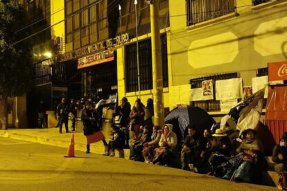 Vigilia del MAS en Oruro frente al Tribunal Electoral