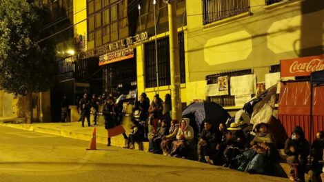 Vigilia del MAS en Oruro frente al Tribunal Electoral