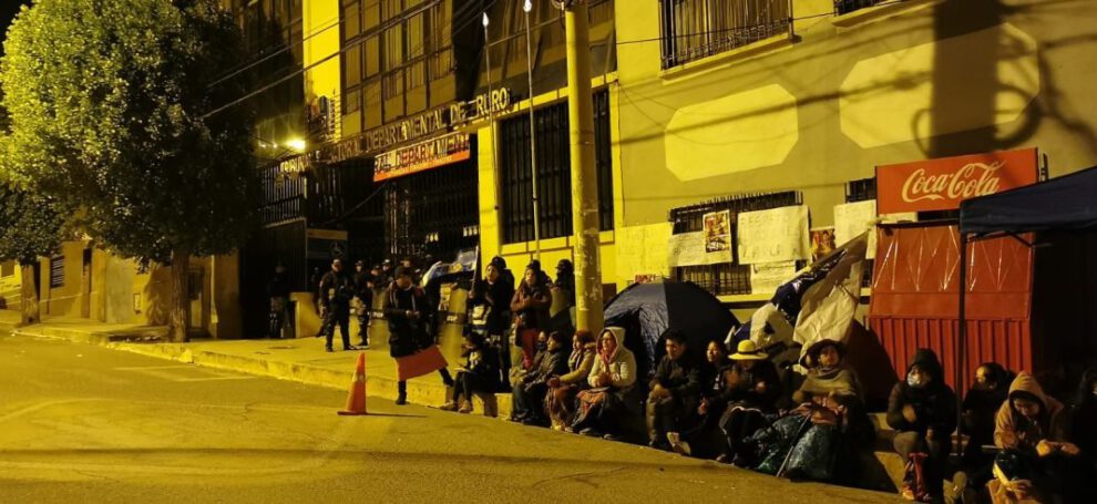 Vigilia del MAS en Oruro frente al Tribunal Electoral