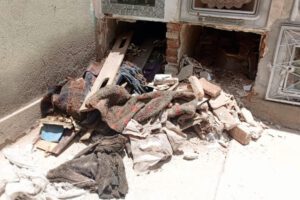 Profanan tumbas en Oruro