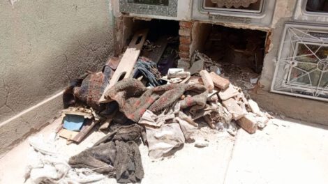 Profanan tumbas en Oruro