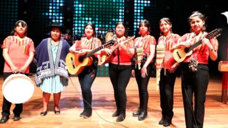 Premiación a las ganadoras del primer lugar en el Festival de Canto Social Abya Yala 2023