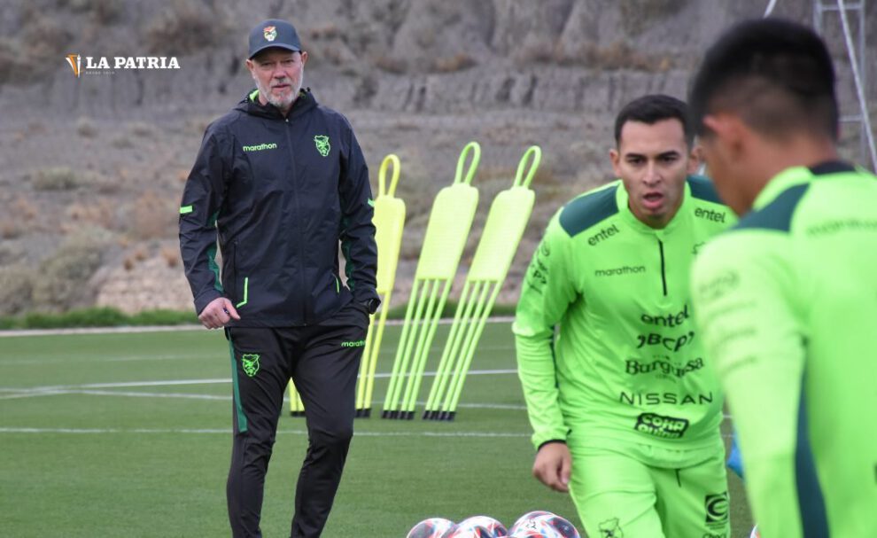 Antonio Carlos Zago dirige la selección boliviana en su preparación para el partido contra Perú