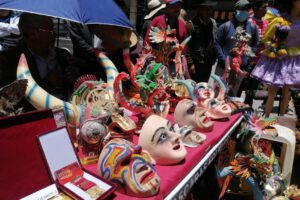 Exposición de trajes bordados para el Carnaval de Oruro