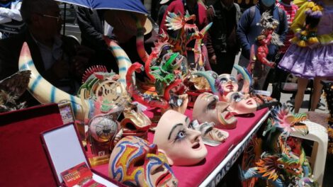 Exposición de trajes bordados para el Carnaval de Oruro