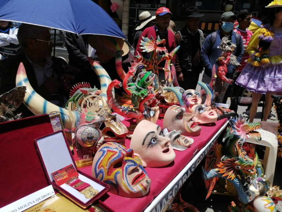 Exposición de trajes bordados para el Carnaval de Oruro