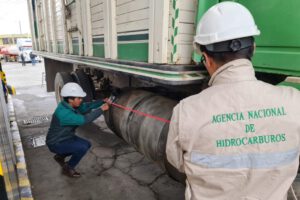 Inspección por parte de trabajadores de la Agencia Nacional de Hidrocarburos sobre el desvío de combustibles
