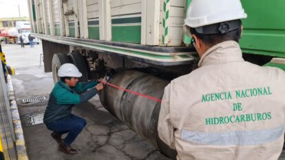 Inspección por parte de trabajadores de la Agencia Nacional de Hidrocarburos sobre el desvío de combustibles