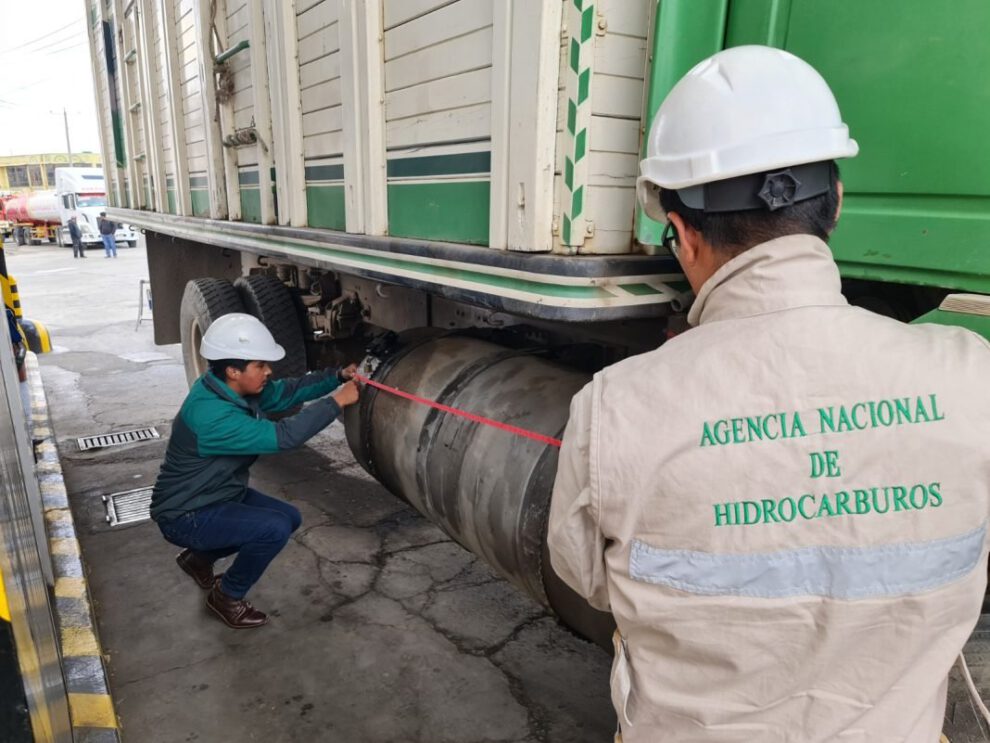 Inspección por parte de trabajadores de la Agencia Nacional de Hidrocarburos sobre el desvío de combustibles