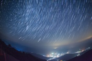 Lluvia de meteoros Leónidas en el cielo