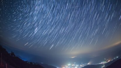 Lluvia de meteoros Leónidas en el cielo