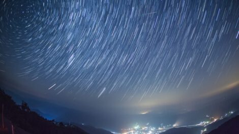 Lluvia de meteoros Leónidas en el cielo