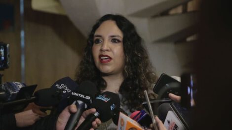 La ministra de Salud y Deportes, María Renée Castro, anuncia posible caso de hongo negro