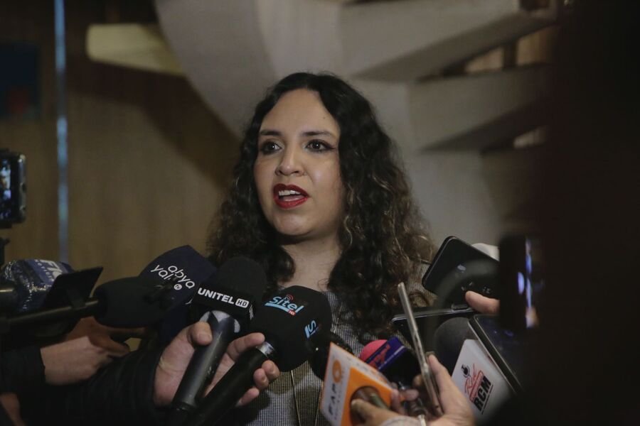 La ministra de Salud y Deportes, María Renée Castro, anuncia posible caso de hongo negro