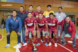 Integrantes del equipo de Real Oruro campeón del torneo de futsal