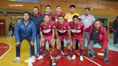 Integrantes del equipo de Real Oruro campeón del torneo de futsal