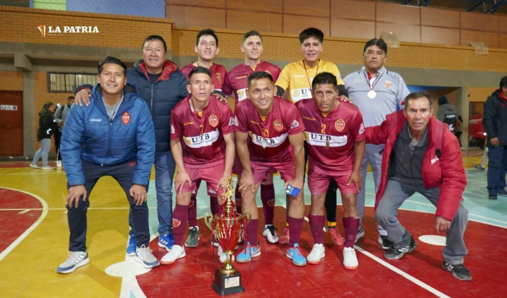Integrantes del equipo de Real Oruro campeón del torneo de futsal