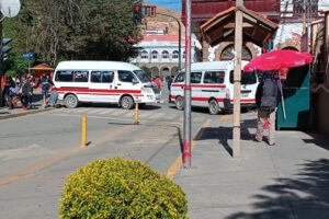 Bloqueo en Oruro por transportistas exigiendo operar en el Puerto Seco