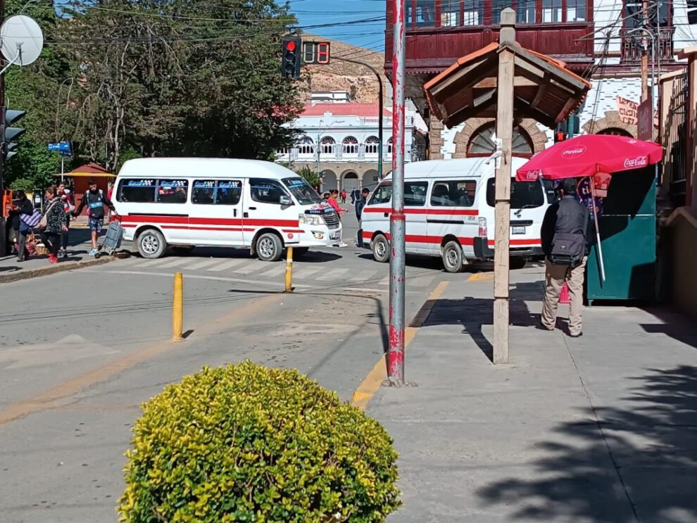 Bloqueo en Oruro por transportistas exigiendo operar en el Puerto Seco