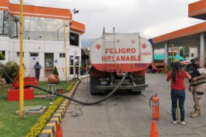 Distribución de combustible en Bolivia
