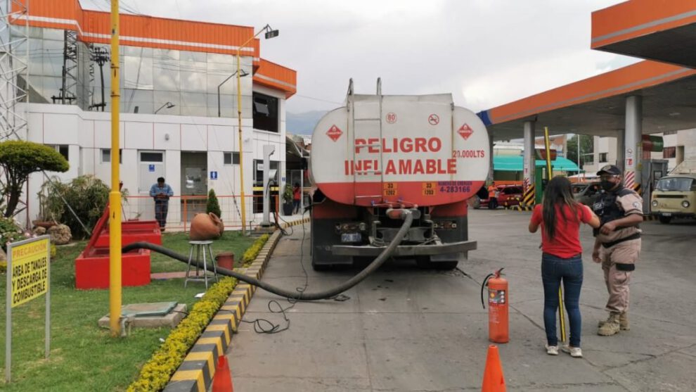 Distribución de combustible en Bolivia