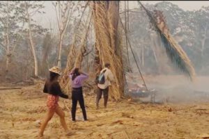 Escasez de agua complica extinción del incendio forestal en San Buenaventura