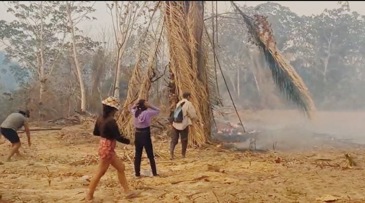 Escasez de agua complica extinción del incendio forestal en San Buenaventura