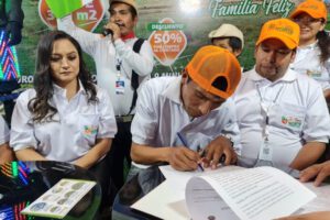 Héctor Garibay firma los papeles de su nuevo lote