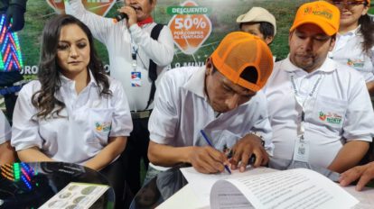 Héctor Garibay firma los papeles de su nuevo lote